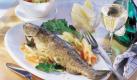 Jetzt nur nicht zusätzlich belasten. Auch wenn die gegrillten Steaks noch so lecker riechen, Fisch, Gemüse und Obst sind bei der Hitze eher geeignet. Foto: ddp