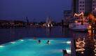 ... Badeschiff nicht nur am Tag. Abends finden Konzerte statt und bis spät in die Nacht können Cocktails getrunken und die lauen Berliner Sommernächte genossen werden. Foto: Torsten Seidel/Arena Berlin