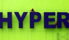 Hier montieren Arbeiter das Logo des bald öffnenden Hypermarkts, einer Supermarkt-Kette auf den Philippinen. Foto: ap