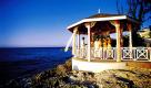 ... und Verrücktheiten aller Art: Auch heiraten kann man hier, im winzigen Kreis, mit neuen Freunden - und ganz in Weiß vor karibischem Blau. Foto: Aphrodite Travel
