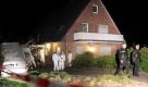 In einem Haus in Oldenburg sind drei Leichen gefunden worden. Mitarbeiter der Spurensicherung versuchen den Hintergrund des Dramas zu klären. Nach Polizeiangaben handelte sich um eine 51 Jahre alte Frau, ihren 22-jährigen Sohn und die 17 Jahre alte Tochter. Die Polizei ging von einem Verbrechen aus. Nähere Einzelheiten wurden zunächst nicht mitgeteilt. Foto: ddp