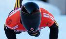 Der Deutsche Frank Rommel schwingt sich zur ersten Abfahrt beim Skeleton-Weltcup im schweizerischen St. Moritz auf seinen Schlitten. Foto: dpa