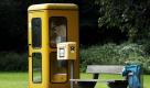 Sie sind besonders bedroht: Von den quietschgelben Telefonzellen der Post gibt es in ganz Deutschland nur noch etwa 10.000 Exemplare. Seit der Änderung des Telekommunikationsmonopols 1991 werden nur noch die der Deutschen Telekom aufgestellt. Natürlich ganz klassisch in den Farben Grau, Weiß und Magenta. Foto: dapd