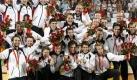 Hockey Mnner: Nach 1972 und 1992 das dritte Gold fr ein Team, das zwischen den Sommerspielen wenig im Rampenlicht steht. Der Macher stand jedoch am Rande des Kunstrasens: Trainer Markus Weise hatte schon 2004 in Athen die deutschen Hockey-Frauen zum Olympiasieg gefhrt. Foto: dpa