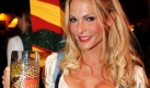 Unnatürliche Brüste sind aber auch nicht jedermanns Sache:TV-Moderatorin Sonya Kraus steht dazu, dass an ihrem sexy Body nicht alles gottgegeben ist. Foto: dpa