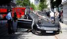 Totalschaden für den eleganten Flitzer: Bei einem Verkehrsunfall, der sich am Vormittag in Hamburg ereignete, wurde ein Porsche Cayenne schwer beschädigt. Ein Taxifahrer war am Steuer eingeschlafen und hatte den vorfahrtsberechtigten Porsche gerammt. Durch die Wucht des Aufpralls überschlug sich der Porsche. Der Taxifahrer musste mit leichten Verletzungen in ein Krankenhaus eingliefert werden, der Porschefahrer kam mit ein paar Schrammen davon. Foto: ddp