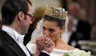 2010 heirateten Kronprinzessin Victoria von Schweden und Daniel Westling. Da waren sie schon neun Jahre zusammen. Die Hochzeit wurde so lange hinausgeschoben, weil ausgerechnet Victorias Vater Carl Gustaf, der ja auch eine Bürgerliche geheiratet hatte, nicht wollte, dass seine Tochter einen einfachen Fitnesstrainer heiratet. Nachdem dieser sein eigenes Fitnessunternehmen mit mehr als 100 Angestellten gegründet hatte, erlaubte der König die Hochzeit. Foto: dpa