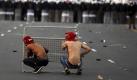 Im Bahrain stellen sich zwei jugendliche Demonstranten einer Überzahl von Polizisten entgegen. In dem Golfstaat demonstrieren derzeit tausende Menschen für mehr Demokratie. Foto: Mazen Mahdi Foto: dpa