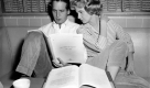 ** FILE **In this Nov. 11, 1958, file photo, actor Paul Newman and his wife, actress Joanne Woodward, are going over the script of the comedy Rally 'Round the Flag, Boys at their home in Hollywood, Calif. Newman, the Academy-Award winning superstar who personified cool as an activist, race car driver, popcorn impresario and the anti-hero of such films as Hud, Cool Hand Luke and The Color of Money, has died, a spokeswoman said Saturday. He was 83. Newman died Friday, Sept. 26, 2008, of cancer, spokeswoman Marni Tomljanovic said. (AP Photo, File) Foto: ap