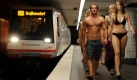 In Bademode präsentieren sich die Teilnehmer eines Flashmobs in der Hamburger U-Bahn. Die Aktion ist Teil der sogenannten Hamburg Shopping Days 2009, einer Aktion des Hamburger Einzelhandels. Foto: ap