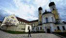Die Benediktinerabtei in Metten, Niederbayern: Auch in dem Kloster sind Fälle von sexuellem Missbrauch und Körperverletzung aufgedeckt worden. Neben 35 bis 50 Jahre zurückliegenden Taten gebe es auch einen aktuellen Fall, sagte der Abt während einer Pressekonferenz.  Foto: dpa