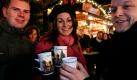 Weil im Glühwein allerlei Gewürze für den besonderen Geschmack sorgen können, sollten Allergiker lieber einen großen Bogen um das feuchtfröhliche Vergnügen machen. Foto: ddp