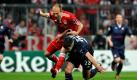 Bayern Münchens Arjen Robben (links) und Lyons Jeremy Toulalan kämpfen um den Ball. Foto: dpa