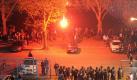 Karlsruher Fans belagern nach dem Abstieg des KSC die Geschäftsstelle des Vereins. Foto: Uli Deck Foto: dpa