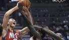 Der Chinese Yi Jianlian drängt für die New Jersey Nets zum Korb - gegen die Abwehr der Kollegen J.J. Hickson und Shaquille O'Neal von den Cleveland Cavaliers. Foto: AP