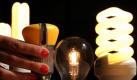 Für ihr «test»-Heft hat die Stiftung Warentest LED-Lampen, Energiesparlampen und Halogenlampen getestet. (Bild: dpa) Foto: dpa