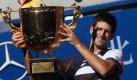Serbe Djokovic gewinnt Turnier in Peking
Vorspann: 	
Text: 	

Peking (dpa) - Novak Djokovic hat seinen Titel bei den China Open in Peking erfolgreich verteidigt. Der serbische Tennisprofi gewann das Endspiel der mit 2,1 Millionen Dollar dotierten Hartplatz-Veranstaltung gegen David Ferrer aus Spanien mit 6:2, 6:4.

Die Partie war tags zuvor beim Stand von 3:1 für Djokovic im ersten Satz wegen Regens unterbrochen und auf den folgenden Tag verschoben worden. Im Damen-Finale stehen sich die neue Weltranglisten-Erste Caroline Wozniacki aus Dänemark und die Russin Vera Swonarewa gegenüber. Foto: dpa
