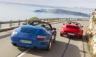Standfest: Mit den dicken 19-Zöllern steht der Speedster felsenfest auf dem Asphalt. Die Hinterreifen in der Dimension 305 sind richtige Walzen, vorn rollt der Speedster auf 235er Reifen (links Modell 2011, rechts G-Modell 1989). Foto: pi