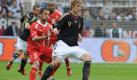 Stefan Kießling passt einen Ball. Der Leverkusener ging weite Wege, aber hatte Pech im Abschluss. Er scheiterte serienweise an Torwart Haber (29./30./90.).  Foto: dpa