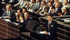 Bereits Nixons dritter Nachfolger Ronald Reagan sorgte am 9. Juni 1982 für Unruhe im Bundestag in Bonn. Nicht alle Abgeordneten waren damit einverstanden, dass sich der damalige US-Präsident ohne Wenn und Aber für die umstrittene Nachrüstung einsetzte. Während die CDU nach seiner Rede kräftig applaudierte, blieben viele SPD-Abgeordnete demonstrativ sitzen. Zwei Abgeordnete holten Trillerpfeifen heraus. SPD-Fraktionschef Willy Brandt blieb der Rede sogar gänzlich fern und reiste stattdessen nach London. Foto: dpa