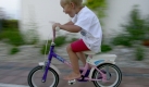 Mit Begeisterung fährt dieser Dreijährige Rad. Verursacht er bei seinem Pedalabenteuer Schäden - etwa an einem Auto oder in einem Vorgarten - zahlt die Versicherung die Schäden nur, wenn Schäden durch deliktunfähige Kinder in der Police ausdrücklich abgesichert sind. Sonst haften Eltern nur, wenn sie ihre Aufsichtspflicht verletzt haben. Foto: dpa