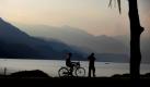 Eine Touristin fährt am Phewa-See in Pokhara, Nepal, entlang. Bis Ende der 60er Jahre des vergangenen Jahrhunderts war die Stadt Pokhara nur zu Fuß erreichbar und galt als noch geheimnisumwobener als Kathmandu.  Foto: dapd