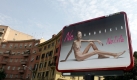 Das großformatige Werbeplakat an einer Straße in Rom zeigt eine magersüchtige junge Frau (Archivfoto vom 24.09.2007). Ärger für den Ex-Benetton-Fotografen Oliviero Toscani: Eine italienische Schock-Kampagne mit dem Titel «No. Anorexia» (Magersucht, nein) ist jetzt landesweit verboten worden. Das Institut Giuri, das über die Werbung in Italien wacht, entschied: «Werbung muss die Würde des Menschen in all ihren Formen respektieren.» Dieser Grundsatz werde aber auf den Plakaten, die von Mailand bis Rom eine nackte magersüchtige Frau zeigen, nicht berücksichtigt. Toscani hatte die Kampagne für die Fashion-Marke Nolita gestartet und wollte damit auf das Leiden Magersüchtiger aufmerksam machen. Foto: dpa