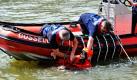 Die Düsseldorfer Feuerwehr rettet zu Demonstrationszwecken einen Mann in einem Überlebensanzug aus dem Rhein. Polizei und Lebensretter warnen eindringlich vor Schwimmen und Planschen im Rhein. Allein im vergangenen Jahr sind nach Angaben der Düsseldorfer Wasserschutzpolizei 19 Menschen in dem Fluss zwischen Alpen und Nordsee ertrunken. Foto: dpa