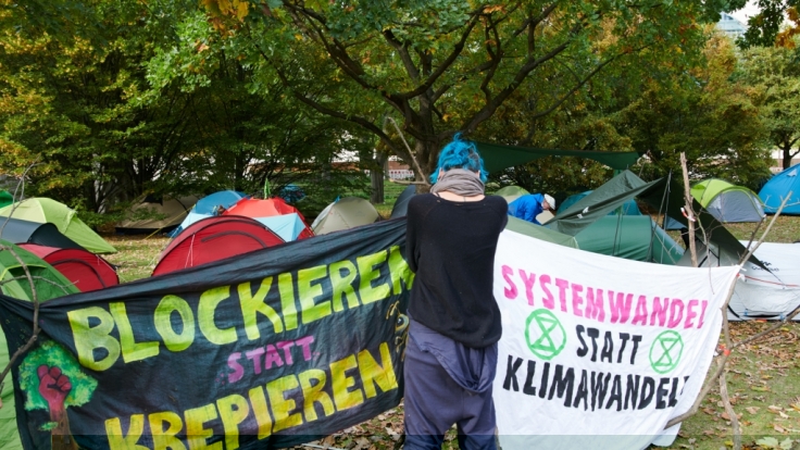 Die Gruppe Extinction Rebellion möchte mit Blockaden und zivilem Ungehorsam auf die Klimakatastrophe hinweisen.
