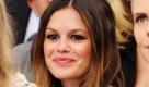 US-Schauspieler Hayden Christensen (29) und Kollegin Rachel Bilson (29) können nicht voneinander lassen. Das Paar hatte im August seine Verlobung gelöst, wurde jedoch jetzt wieder gemeinsam gesehen. Sie treffen sich wieder, sagte ein Freund der Schauspielerin dem US-Magazin People. Vergangene Woche wurde Christensen dabei gesehen, wie er Bilsons Haus im kalifornischen Los Feliz verließ. Angeblich war die räumliche Entfernung der beiden der Grund für die Unstimmigkeiten gewesen: Bilson lebt in Los Angeles und Christensen bevorzugt Kanada. Foto: dpa