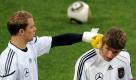 Ebenfalls obligatorisch: Das Training der Nationalelf. Jedes Bild ist wichtig, jeder Schnappschuss muss besser sein als der der Kollegen, um gedruckt oder online gestellt zu werden. Hier spielen sich Manuel Neuer und Thomas Müller mit einer kleinen Boxeinlage in den Vordergrund. Foto: dpa