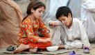 Ein Junge und ein Mädchen essen im August 2010 im pakistanischen Charsadda im Camp für Flutopfer Reis. Kinder sind der Unicef zufolge durch Naturkatastrophen besonders gefährdet: Zukünftig würden jedes Jahr rund 175 Millionen Kinder unter den Folgen extremer Wetterphänomene zu leiden haben - gegenüber 66 Millionen Ende der 1990er Jahre, erklärte die UN-Organisation bei der Veröffentlichung des Berichts Zur Lage der Kinder in Krisengebieten 2011. Foto: dapd