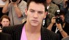 Die Promi-Geburtstage vom 27. Juli 2010: Jonathan Rhys Meyers
Vorspann: 	
Text: 	

Hamburg (dpa) - Er ist ein eher scheuer Typ mit Ecken und Kanten, aber er hat auch eine sympathische Seite: zuletzt stand der irische Schauspieler Jonathan Rhys Meyers als sensibler Rockmusiker in dem berührenden Melodram «Der Klang des Herzens» vor der Kamera, und rührte die Gemüter der Zuschauer zu Tränen.

Und Rhys Meyers, der heute seine 33. Geburtstag feiert, sang die meisten der Songs in den Film sogar selbst. Davor tummelte er sich im klassischen Fach, als König Heinrich der Achte in dem 20-teiligen, preisgekrönten britischen TV-Historiendrama «The Tudors».

Seinen Durchbruch erlebte Rhys Meyers in Woody Allens elegantem Krimidrama «Match Point» (2005). Darin spielt er einen jungen, ehrgeizigen Tennislehrer, der alles daran setzt, in die besseren Kreise aufzusteigen. Der blendend aussehende und aufschlagende Typ wird schließlich zum geachteten Schwiegersohn in einer steinreichen Dynastie - auch um den Preis von zwei Morden.

In diesem Film konnte man einen Charakterdarsteller entdecken. Rhys Meyers verlieh diese Figur unheimlich-abgründige Züge. Den Burschen hätte Patricia Highsmith nicht besser erfinden können.

Der gebürtige Dubliner kommt selbst aus bescheidenen Verhältnissen. Als er drei Jahre alt war, verließ sein Vater die Familie. Jonathan, seine Mutter und die drei jüngeren Brüder mussten alleine klarkommen. Eine Zeit lang war der Älteste im Waisenhaus. Mit 16 verließ er die Schule, und wurde von dem Agenten einer Agentur in einer Pool-Halle entdeckt. Dies führte zunächst dazu, dass der Nobody in einem landesweit ausgestrahlten Werbespot für Knorr-Suppen auftrat.

Seriöser war dann schon der Part des Attentäters in Michael Jordans irischem Nationalepos «Michael Collins» (1996). Der Regisseur verglich Rhys Meyers mit dem jungen Tom Cruise. Danach kann die Karriere in Fahrt.

Rhys Meyers spielte in Ang Lees Bürgerkriegsdrama «Ride with the Devil» mit, sang einige Songs selbst in Todd Haynes' glamouröser Extravaganza «Velvet Goldmine», und er war der sympathische Trainer in dem indisch angehauchten Fußball-Feel-Good-Movie «Kick it like Beckham». Keine schlechte Bandbreite.

Dabei beherrscht Rhys Meyers das typisch britische Understatement perfekt: «Die Schauspielerei ist der leichteste Job. Du musst nur deinen Text sagen», hat er mal gesagt. «Ich war nie auf einer Schauspielschule, und ich werde nie eine besuchen, so lerne ich das Handwerk von den Leuten am Set. Es scheint mir so, als würde ich gar nicht arbeiten. Und das Unbekannte ist immer aufregend.»

Richtig aufregend wurde es für Rhys Meyers im Sommer 2005, als er an der Seite von Tom Cruise den Blockbuster «Mission Impossible III» in Rom abdrehte. Über die gemeinsamen Dreharbeiten mit Superstar Tom Cruise sagte der Ire: «Es war immer ein sehr intensives Arbeiten mit ihm, 14 bis 17 Stunden am Tag, aber Tom ist ein cooler Chef.» Wer so charmant über seine Kollegen plaudert, könnte noch einiges bewegen in Hollywood. Foto: dpa