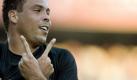 Medien: Ronaldo erklärt Ende der aktiven Fußballerkarriere
Vorspann: 	
Text: 	

São Paulo (dpa) - Der dreimalige Weltfußballer Ronaldo will nach Medienberichten am Montag das vorzeitige Ende seiner aktiven Spielerkarriere verkünden. Der bei Corinthians São Paulo unter Vertrag stehende 34-jährige Stürmer wolle den Rückzug selbst in einer Pressekonferenz erklären, berichtete die Zeitung «Estado de São Paulo» in ihrer Online-Ausgabe. «Ich möchte weiter machen, aber ich kann nicht. Ich kann es nicht mehr aushalten. Es ist Zeit. Aber es ist sehr schön gewesen», zitiert das Blatt am Sonntag den WM-Rekordtorschützen.

Corinthians selbst kündigte auf seiner Vereins-Internet-Seite eine Pressekonferenz von Ronaldo für Montag um 12.40 Uhr Ortszeit (15.40 Uhr MEZ) in São Paulo an. Ronaldos Vertrag bei Corinthians läuft noch bis Ende 2011. Allerdings ist er bei den Fans in Ungnade gefallen, weil Corinthians im südamerikanischen Meisterpokal Copa Libertadores schon in der Vorrunde ausschied. Ronaldos ebenfalls in die Kritik geratener Vereinskollege und Freund Roberto Carlos (37) hatte auch aufgrund mehrerer Drohbriefe am Samstag mitgeteilt, dass er zum russischen Erst-Liga-Club Anschi Machatschkala wechselt.

Wie der «Estado de São Paulo» weiter meldete, wird Ronaldo «Fenômeno» dem Verein als technischer Berater erhalten bleiben. Der wegen seines Übergewichtes oft belächelte Stürmer-Star kämpft schon seit längerem mit einem Form-Tief und hatte bereits 2010 ein Ende seiner aktiven Karriere erwogen. «Ich kämpfe gegen die Waage und die Schmerzen», sagte er einmal. Ronaldo stand in seiner internationalen Karriere unter anderem bei den Clubs PSV Eindhoven, FC Barcelona, Real Madrid, Inter Mailand und AC Mailand unter Vertrag.

Corinthians-Trainer Tite sagte gegenüber dem Webportal «Globo Esporte»: «Ich habe noch nicht mit Ronaldo gesprochen.» Deshalb könne er noch nichts über den angeblichen Rückzug sagen. «Mich als Trainer würde es freuen, wenn er bleibt.» Ronaldo entschied sich im Dezember 2008 für ein Engagement für Corinthians, fiel aber 2010 lange Zeit wegen Verletzungen aus. Ronaldo ist mit 15 Toren bei drei Fußball-Weltmeisterschaften WM-Rekordtorschütze.

# dpa-Notizblock

## Internet - [Estado de São Paulo](www.estadao.com.br)

* * * * Die folgenden Informationen sind nicht zur Veröffentlichung bestimmt

## dpa-Kontakte - Autor: Helmut Reuter, - Redaktion: Jürgen Gesper, +49 30 285231302,

dpa hr/cf xx n1 gp
Ressort: 	Sport Foto: dpa