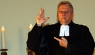 Gebärdensprache ist überall, wo Menschen sind. Also auch in der Kirche. Pfarrer Volker Emler kann zwar hören, aber er beherrscht die Gebärdensprache und hält seine Predigt in der Essener Lucaskirche für Gehörlose. Die Gehörlosengemeinde besteht seit mehr als 100 Jahren. Foto: dpa