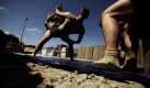 Zeitvertreib: Amerikanische Soldaten wresteln miteinander in ihrer Basisstation im Osten von Afghanistan. Foto: ap