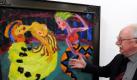 Stiftungsdirektor Manfred Reuther zeigt Emil Noldes Bild «Tänzerin und Harlekin». Foto: Carsten Rehder Foto: dpa