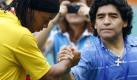 Olympische Sommerspiele 2008 in Peking: Maradona tröstet einen anderen Ballkünstler, Ronaldinho, nach der für Brasilien enttäuschenden Bronzemedaille.
 Foto: ddp
