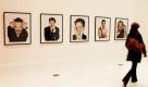 Eine Besucherin geht an Fotografien des Fotografen Rankin bei einem Pressetermin zu der Ausstellung Traummänner im Haus der Fotografie in Hamburg entlang. In der Zeit vom 11. März bis zum 22. Mai können sich Besucher selbst ein Bild machen, wie 50 Starfotografen ihre Vision vom Ideal des Traummannes umgesetzt haben.  Foto: dpa