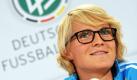 Nationalspielerin Saskia Bartusiak von der Frauenfußball-Nationalelf gibt mit ihren Teamkolleginnen eine Pressekonferenz in Frankfurt am Main. Die Fußballfrauen bestreiten ihr nächstes WM-Spiel am Donnerstag gegen Nigeria. Bis dahin will Trainerin Silvia Neid ihren Schützlingen eine bessere Verwertung von Chancen nahe bringen, damit mehr Tore fallen als am Sonntag. Da reichte es aber immerhin zum 2 : 1 gegen Kanada. Foto: dpa