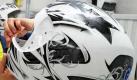Momentan werden knapp ein Drittel unserer Helme dekoriert, in zehn Jahren jedoch werden es zwei Drittel sein, prophezeit Christof Wobst, Produktionsleiter bei Schuberth. Foto: schuberth