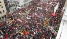 Teilnehmer einer Kundgebung des Deutschen Gewerkschaftsbundes (DGB) Bayern protestieren am Samstag (13.11.10) in Nuernberg unter dem Motto Gerechtigkeit ist etwas Anderes - Wir brauchen einen Kurswechsel! gegen unsoziale Regierungspolitik. Mehr als 20.000 Menschen sind in Nuernberg fuer einen Kurswechsel in Politik und Wirtschaft auf die Strasse gegangen. Zu der hatte der DGB Bayern aufgerufen. Er fordert neben einer gerechteren Steuerpolitik auch die Abkehr von der Rente mit 67, ein solidarisch finanziertes Gesundheitssystem und einen Mindestlohn fuer Leiharbeiter von 8,50 Euro pro Stunde. (zu dapd-Text) Foto: Timm Schamberger/dapd Foto: ap