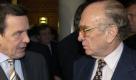 Der Ehrenvorsitzende der FDP, Otto Graf Lambsdorff, unterhält sich im Januar 2002 mit Bundeskanzler Gerhard Schröder in der FDP-Zentrale in Berlin. Anlässlich des 75. Geburtstages von Lambsdorff fand dort ein feierlicher Empfang statt.  Foto: dpa