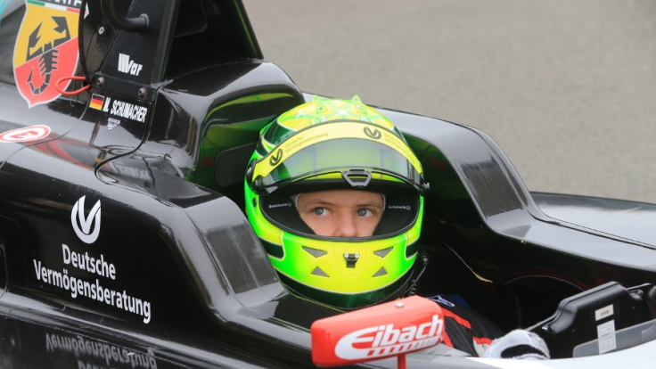 Den Helm von Mick Schumacher zieren sieben Sterne - wie schon bei Papa Schumi.