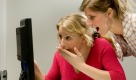 Sieht so Vertrauen aus? Nicht nur Kinder surfen hinter dem Rücken der Eltern im Internet auf einschlägigen Seiten. Auch die Eltern sind nicht ohne: 34 Prozent von ihnen gaben an, den Browserverlauf ihrer Kinder ohne deren Wissen zu überprüfen. 25 Prozent schnüffelten dem Kind sogar heimlich auf dessen Seite im sozialen Netzwerk hinterher. Foto: iStockphoto
