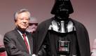 Zwei Imperien treffen aufeinander: Der Chef des südkoreanischen Telekommunikationsunternehmens KT, Lee Suk-chae, schüttelt «Darth Vader» die Hand. Foto: Yonhap Foto: dpa
