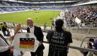 Auch in das Stadion des MSV Duisburg wurde der Trauergottesdienst übertragen. Foto: ddp