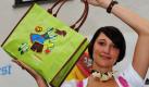 Stefanie stimmt sich am Rande der jährlichen Oktoberfest-Pressekonferenz in München mit einer Tragetasche mit dem Oktoberfest-Plakatmotiv 2010 und ihrem Dirndl schon auf das nahende Fest ein. Das 200. Oktoberfest lockt vom 18. September bis 3. Oktober wieder Touristen aus aller Welt in die bayerische Hauptstadt. Foto: dpa
