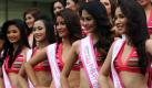 Für den Schönheitswettbewerb zur Miss Bikini 2011 eines Gesundheits- und Fitnessunternehmens posieren junge Philippinerinnen in Manila in Badeoutfits. 27 Mädchen konkurrieren darum, den Titel tragen zu dürfen und damit die Philippinen international zu repräsentieren und für einen gesunden und sportlichen Lebensstil zu werben.  Foto: dapd