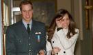ARCHIV - Kate Middleton begleitet Prinz William, nachdem er seine Ausbildung zum Militärflieger an der Akademie der Royal Airforce in Cranwell abgeschlossen hat (Archivfoto vom 11.04.2008). Prinz William (26) macht mit Freundin Kate Middleton (26) Urlaub in Schottland. Obwohl die beiden Ski-Fans in den Alpen erwartet wurden, trafen sie Neujahr auf dem königlichen Anwesen in Birkhall ein, wie die Zeitung «The Sun» am Samstag berichtete. Foto: EPA +++(c) dpa - Bildfunk+++
 Foto: dpa